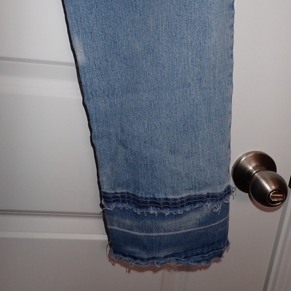 Bandolino Millie Ankle Women's Raw Hem Distressed Light Wash Jeans size 16 - Picture 8 of 9